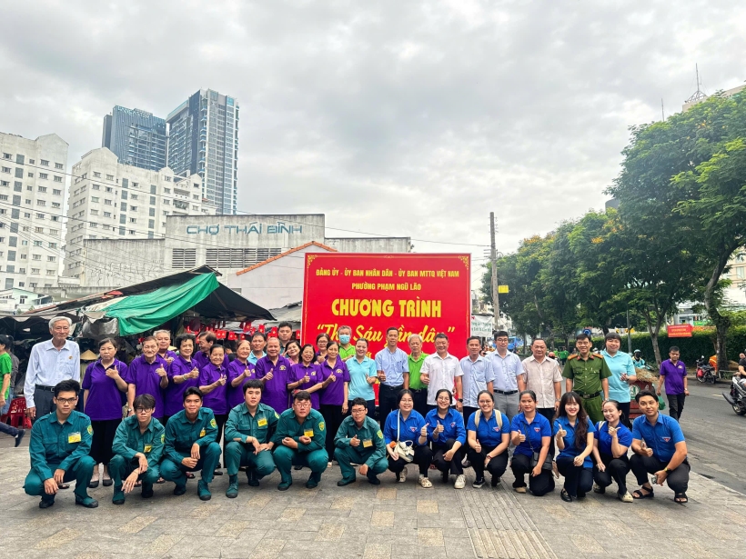PHƯỜNG PHẠM NGŨ LÃO PHÁT ĐỘNG PHONG TRÀO “THỨ SÁU GẦN DÂN” TUẦN 21 KẾT HỢP TỔNG VỆ SINH MÔI TRƯỜNG, TỔ CHỨC BÓC XÓA CÁC SẢN PHẨM QUẢNG CÁO SAI QUY ĐỊNH VÀ VẬN ĐỘNG NHÂN DÂN THỰC HIỆN “LẤY Ý KIẾN VỀ SỬA ĐỔI HIẾN PHÁP TRÊN ỨNG DỤNG VNEID”