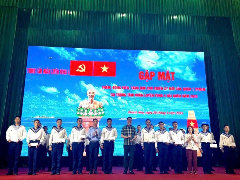 PHƯỜNG PHẠM NGŨ LÃO TỔ CHỨC THĂM HỎI, ĐỘNG VIÊN TÂN BINH ĐANG THAM GIA THỰC HIỆN NGHĨA VỤ QUÂN SỰ
