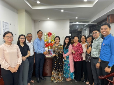 PHƯỜNG PHẠM NGŨ LÃO THĂM, TẶNG QUÀ NGƯỜI CÓ CÔNG TẠI PHƯỜNG PHẠM NGŨ LÃO