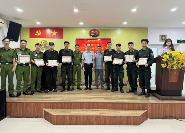 Phường Phạm Ngũ Lão khen thưởng các cá nhân có thành tích đột xuất trong công tác phòng, chống tội phạm, đảm bảo an ninh trật tự Tết Nguyên đán 2025